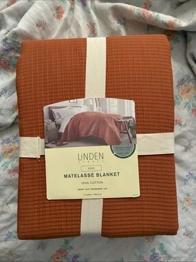 NWT Linden Street Matelassé blanket - king